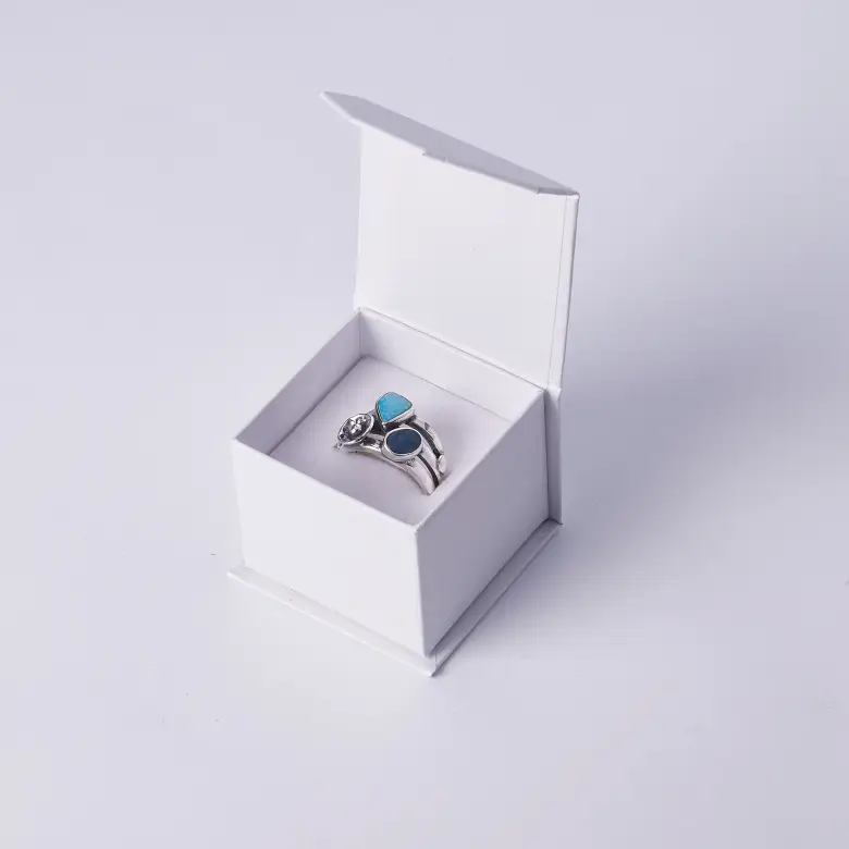 Srebrny pierścionek z niebieskim opalem Srebrny pierścionek z niebieskim opalem